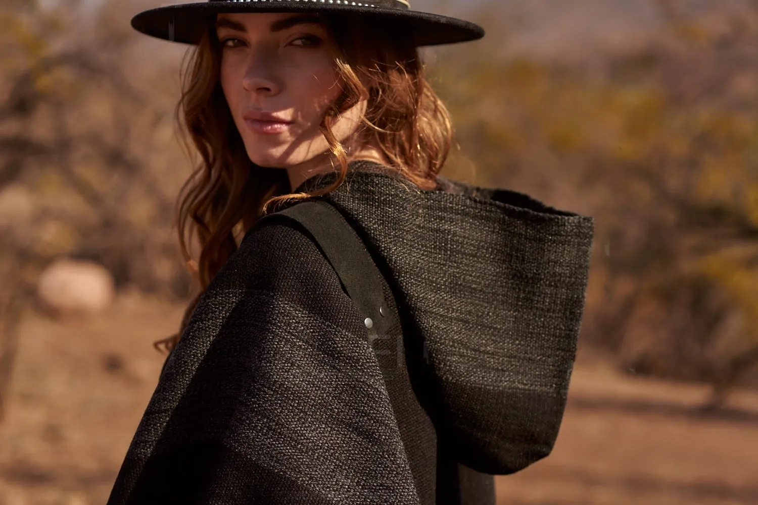 Poncho gorro Legend unisex lana y alpaca con franjas marengo y negro