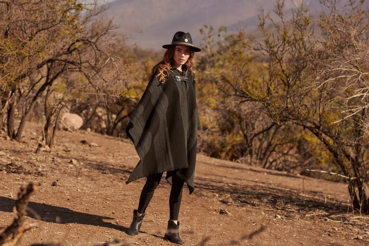 Poncho gorro Legend unisex lana y alpaca con franjas marengo y negro