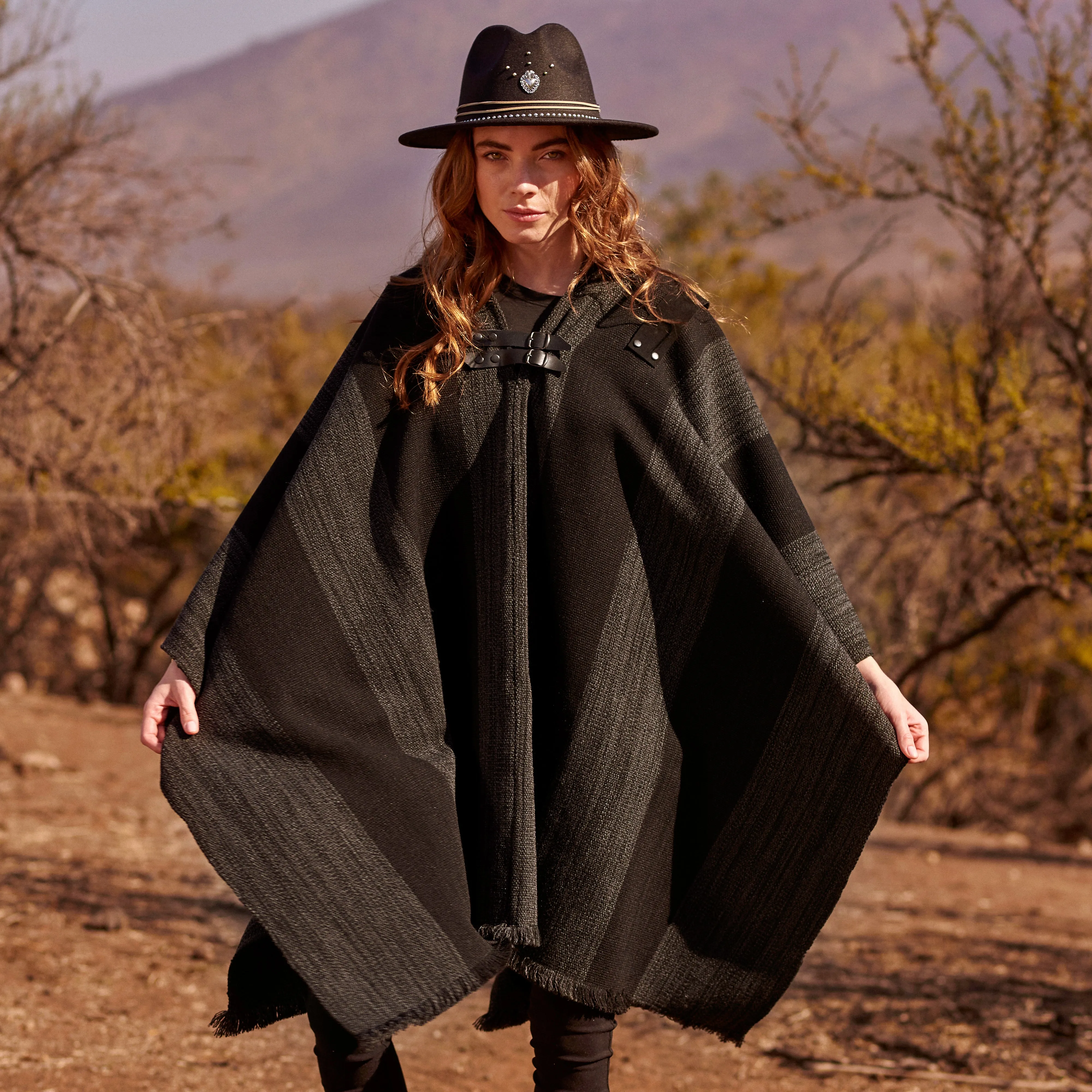 Poncho gorro Legend unisex lana y alpaca con franjas marengo y negro