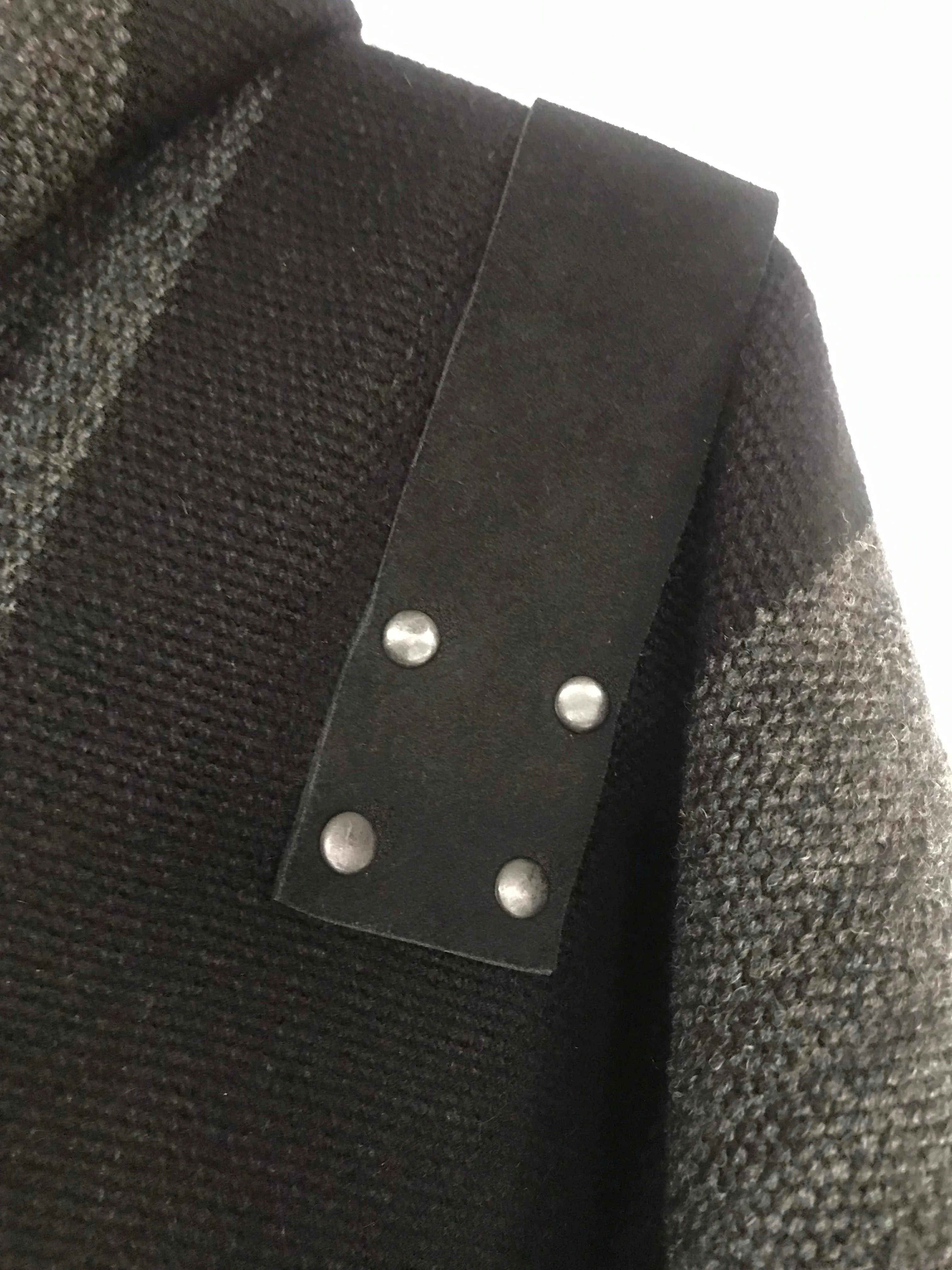 Poncho gorro Legend unisex lana y alpaca con franjas marengo y negro