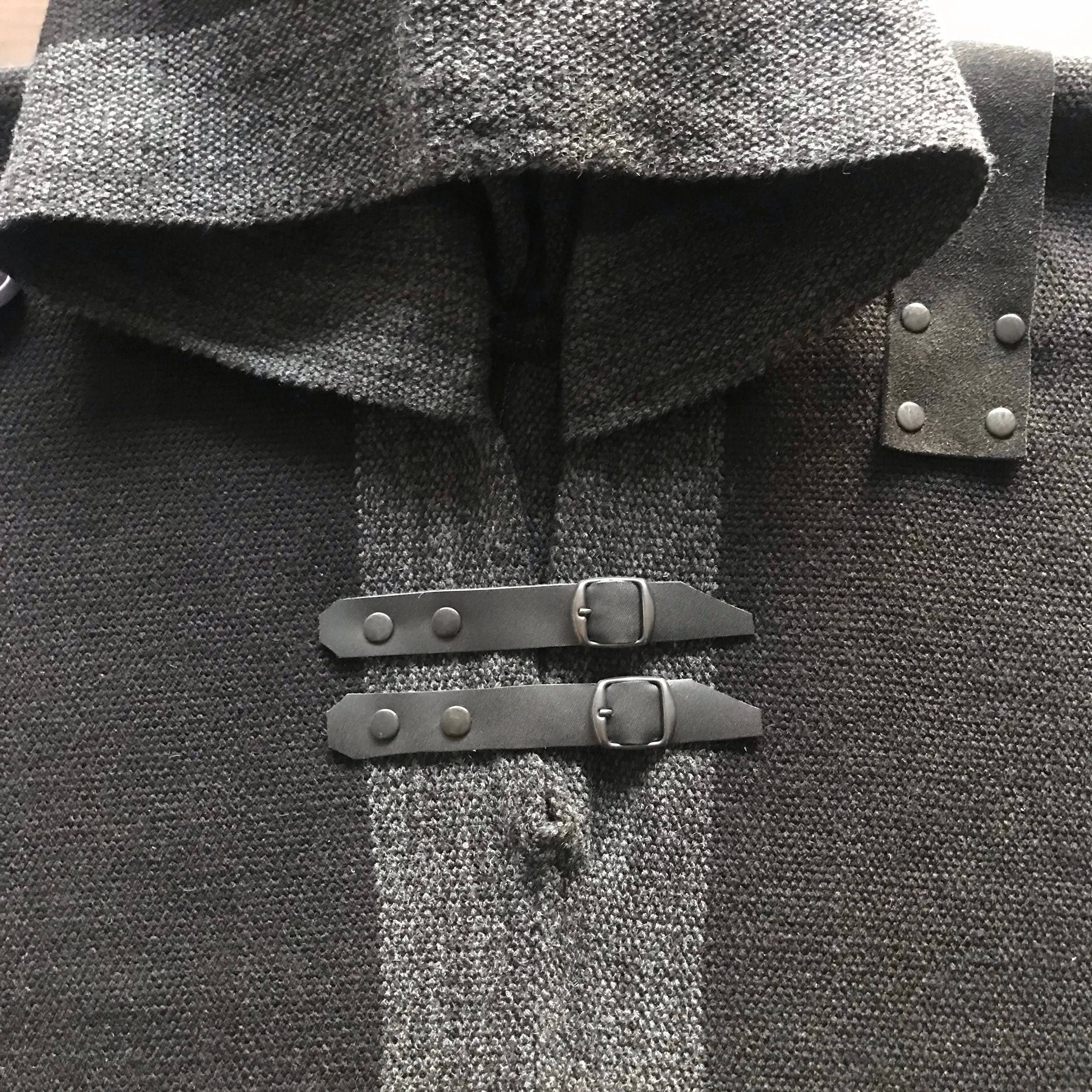 Poncho gorro Legend unisex lana y alpaca con franjas marengo y negro